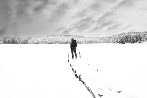 Homem no inverno neve — Fotografia de Stock