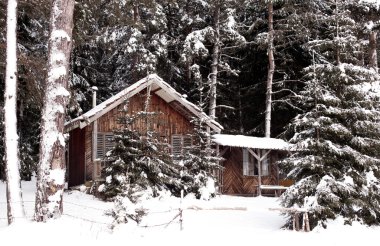 dağlarda kar kulübe 
