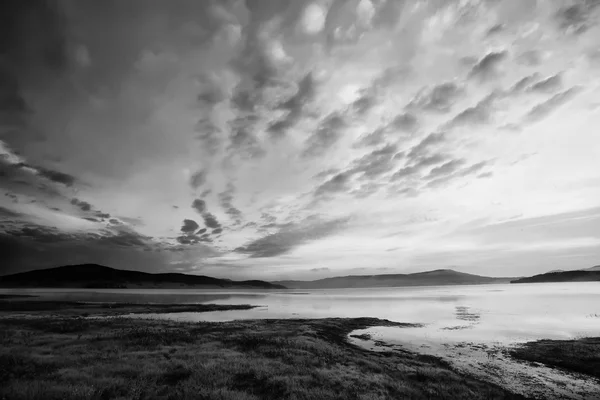 Cielo e lago in bianco e nero — Foto Stock