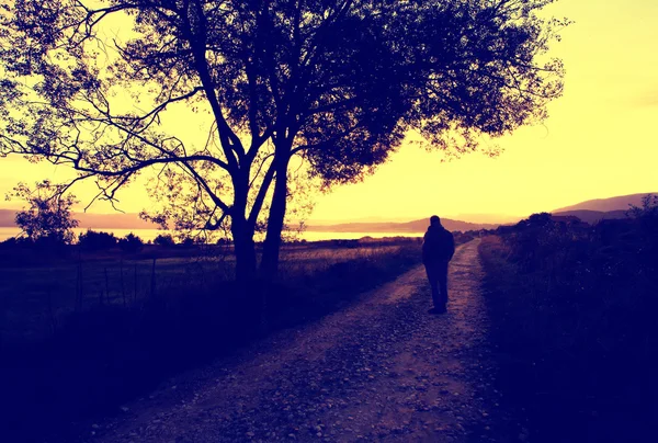 Sepia amanecer con el hombre — Foto de Stock