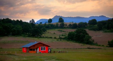 Kırmızı villa ve günbatımı 