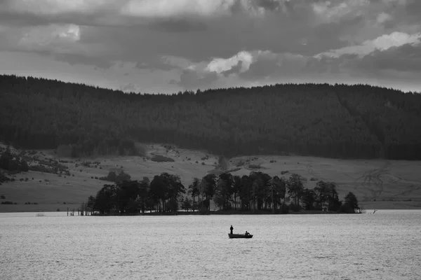 Bw barco e lago — Fotografia de Stock