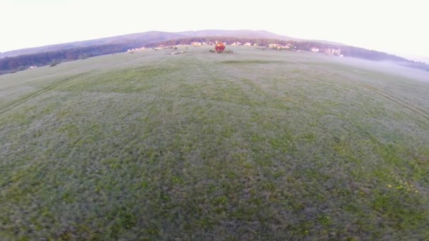 Luchtfoto velden in de ochtend — Stockvideo