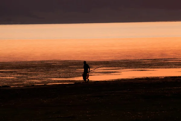 Silueta de hombre cerca del lago — Foto de Stock