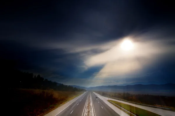 高速道路夕日を背景 — ストック写真