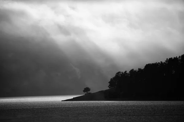 Pintoresco Plano Blanco Negro Paisaje Tranquilo Con Orilla Del Mar —  Fotos de Stock