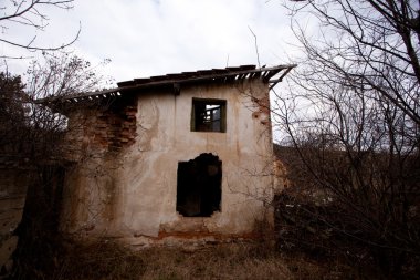 Köyde terk edilmiş eski bir ev.
