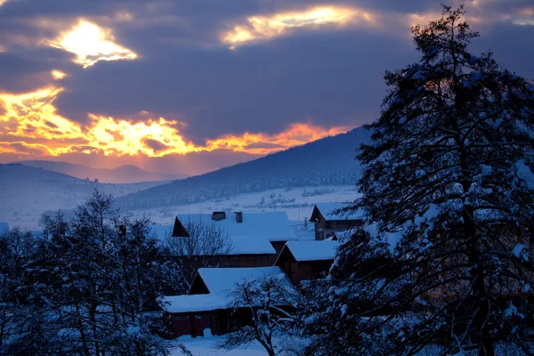 Pôr do sol de inverno sobre a aldeia — Fotografia de Stock