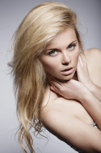Piękna Młoda blondynka pozowanie — Zdjęcie stockowe