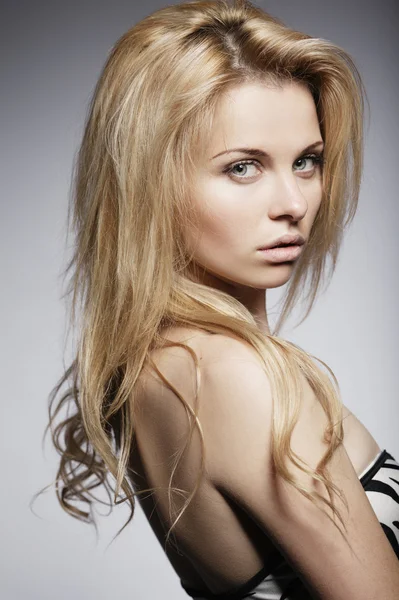 Schöne junge blonde Mädchen posiert — Stockfoto