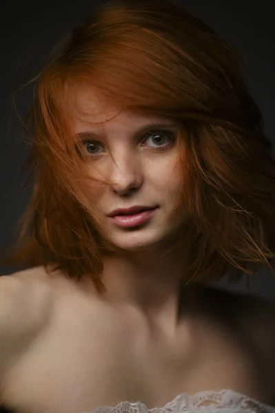 Beau portrait de fille aux cheveux rouges — Photo