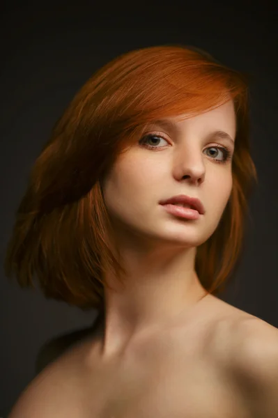 Beau portrait de fille aux cheveux rouges — Photo