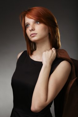 güzel kız portre koyu arka plan üzerinde