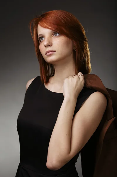 A sötét háttér gyönyörű lány portréja — Stock Fotó