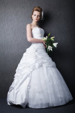 Gelinlik içinde genç ve güzel bir gelin