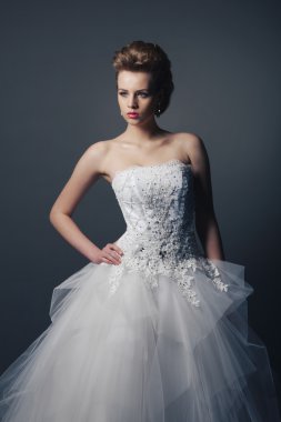 Gelinlik içinde genç ve güzel bir gelin