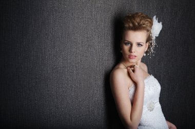 Gelinlik içinde genç ve güzel bir gelin