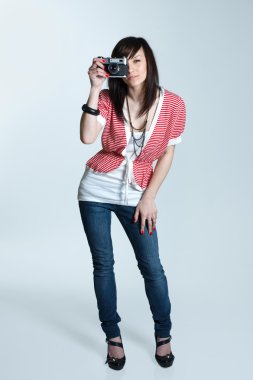 genç güzel kız retro kamera ile