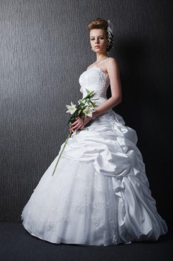 Gelinlik içinde genç ve güzel bir gelin