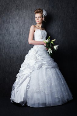 Gelinlik içinde genç ve güzel bir gelin