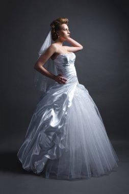 Gelinlik içinde genç ve güzel bir gelin