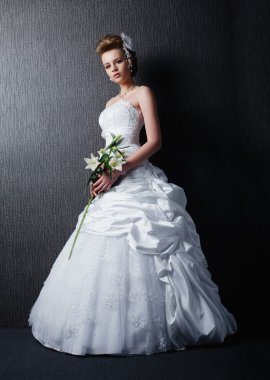 Gelinlik içinde genç ve güzel bir gelin