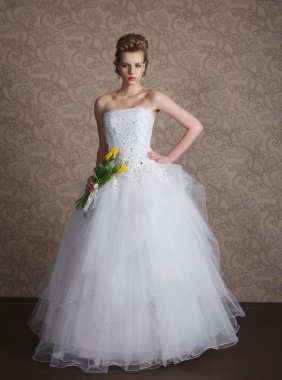 Gelinlik içinde genç ve güzel bir gelin