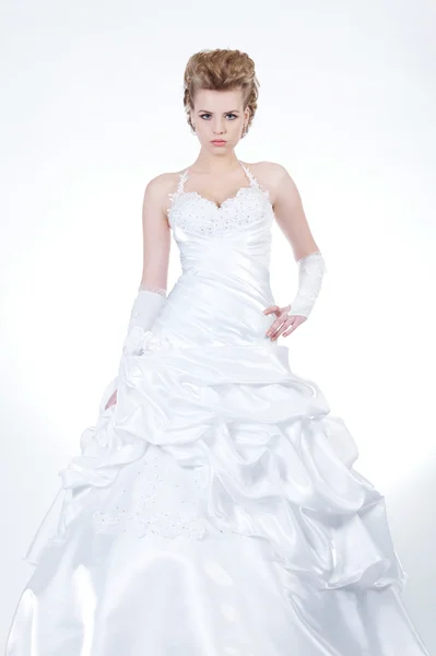 穿着婚纱的年轻漂亮的新娘 — 图库照片