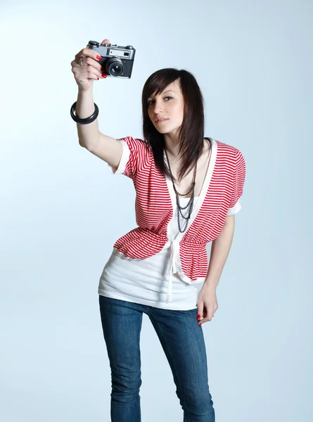Όμορφη κοπέλα με κάμερας ρετρό — Φωτογραφία Αρχείου