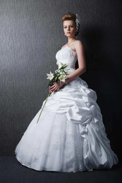 Gelinlik içinde genç ve güzel bir gelin