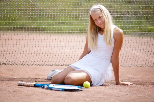 Belle jeune fille joueuse de tennis — Photo