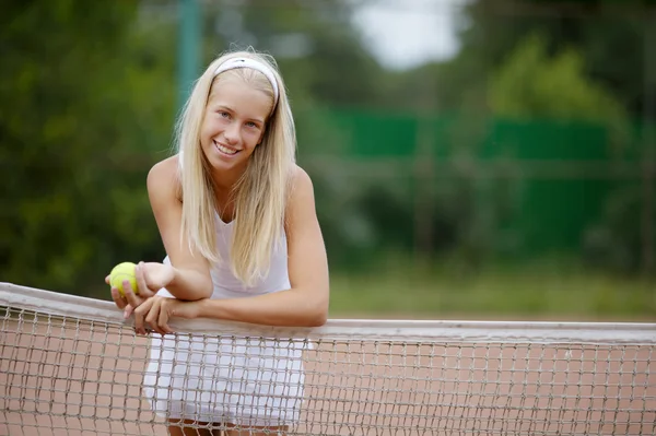 Красивая юная теннисистка — стоковое фото
