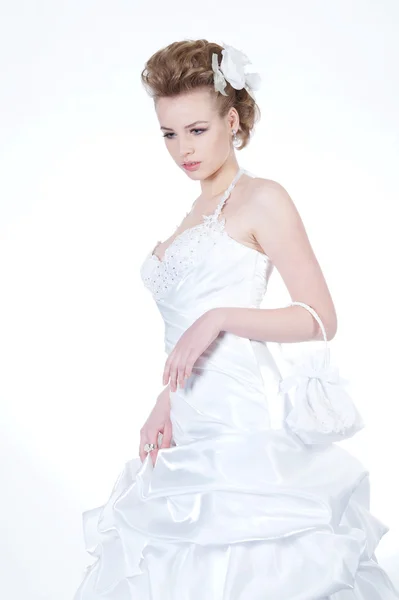 Mladá krásná nevěsta ve svatebních šatech — Stock fotografie