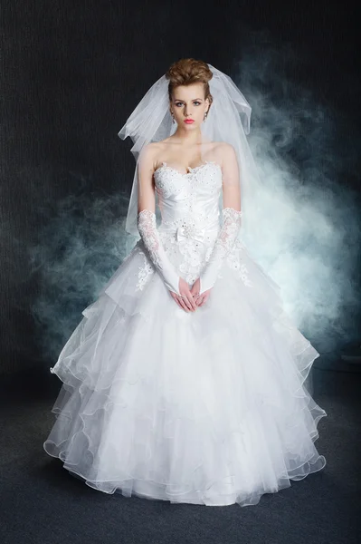 Young beautiful bride in wedding dress — Stock Photo, Image