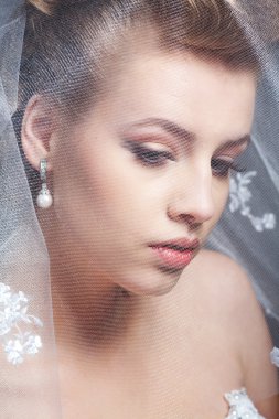 Gelinlik içinde genç ve güzel bir gelin