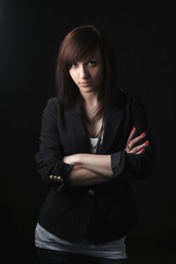 koyu arka plan üzerinde güzel ciddi kız