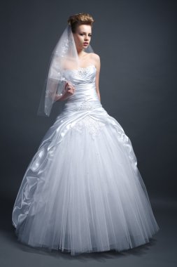 Gelinlik içinde genç ve güzel bir gelin