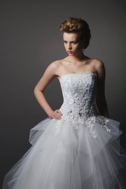 Gelinlik içinde genç ve güzel bir gelin