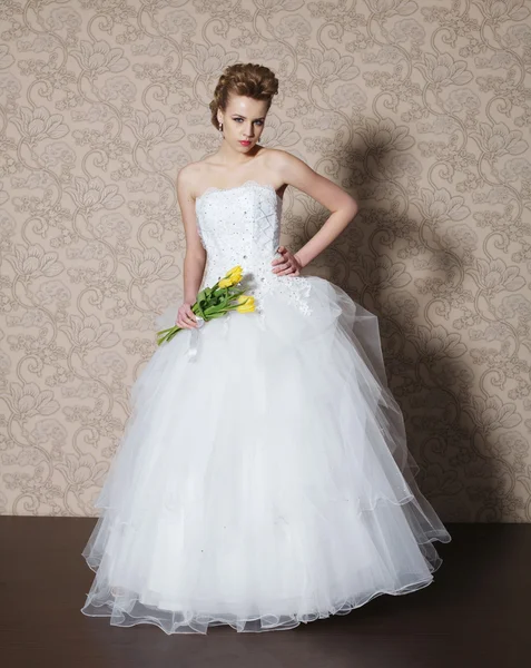 Young beautiful bride in wedding dress — Stock Photo, Image