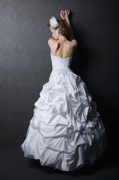 Young beautiful bride in wedding dress — Stock Photo, Image