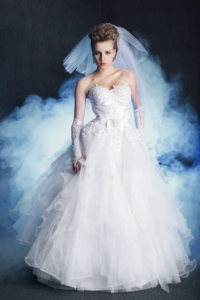 Mladá krásná nevěsta ve svatebních šatech — Stock fotografie