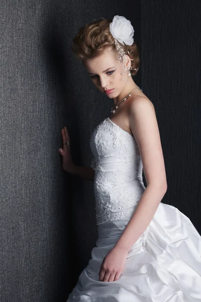 Giovane bella sposa in abito da sposa — Foto Stock