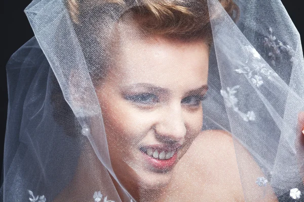 Junge schöne Braut im Brautkleid — Stockfoto