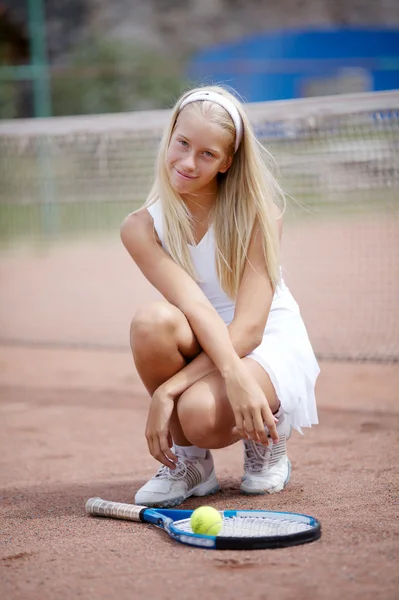 Belle jeune fille joueuse de tennis — Photo