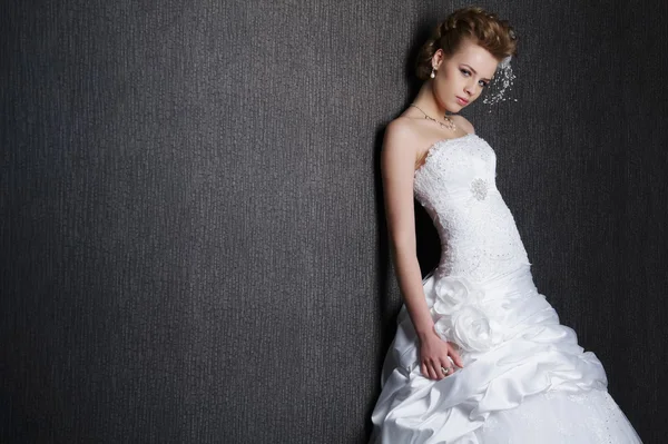 Young beautiful bride in wedding dress — Stock Photo, Image