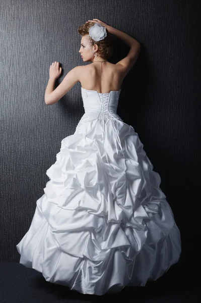Молода красива наречена у весільній сукні — стокове фото