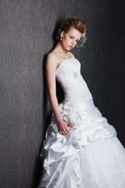 Gelinlik içinde genç ve güzel bir gelin