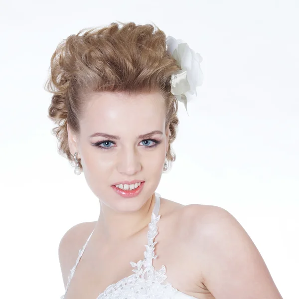 結婚式のドレスの若い美しい花嫁 — ストック写真