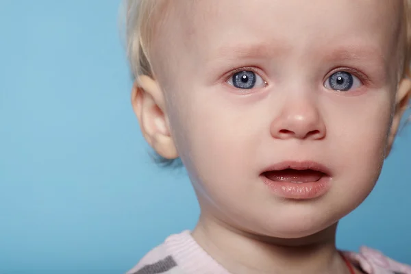 Pequeño niño lindo con lágrimas en la cara — Foto de Stock