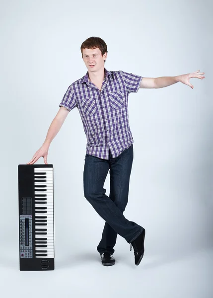 Foto del niño con piano — Foto de Stock